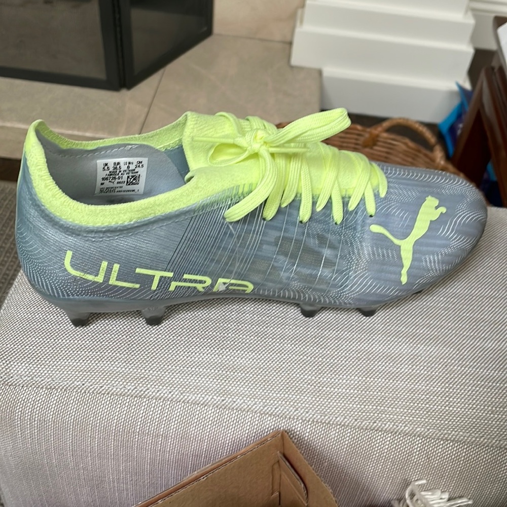 Womens size 8 Puma yellow and gray soccer cleats